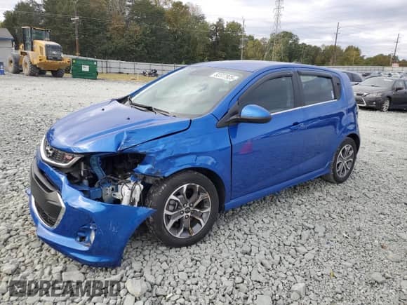 2020 Chevrolet Sonic LT with VIN 1G1JD6SB4L4121646, listed as a Copart auction lot 82377925 with 39,300 mi miles and Salvage title. Bid and sale history available at DreamBid. Image 1.
