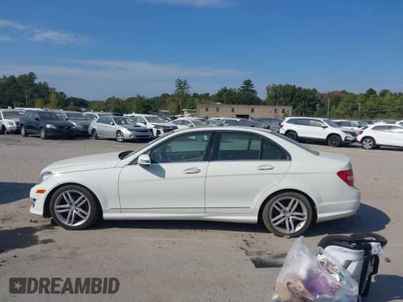 2012 Mercedes-Benz C 300 Sport с VIN WDDGF8BB2CA648843, выставлен на аукционе IAAI как лот 43238906 с пробегом 157 941 миль миль и . История ставок и продаж доступна на DreamBid. Изображение 13.