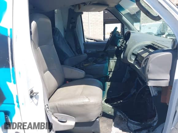 2002 Ford Econoline Cargo z VIN 1FTSE34L02HA30779, wystawiony jako IAAI lot #40210628 z przebiegiem 385 383 mil mil oraz . Historia ofert i sprzedaży dostępna na DreamBid. Obrazek 5.