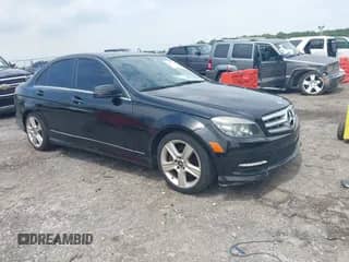 2011 Mercedes-Benz C 300 Sport z VIN WDDGF5EB4BR171987, wystawiony jako IAAI lot #43047278 z przebiegiem 200 918 mil mil oraz . Historia ofert i sprzedaży dostępna na DreamBid. Obrazek 1.