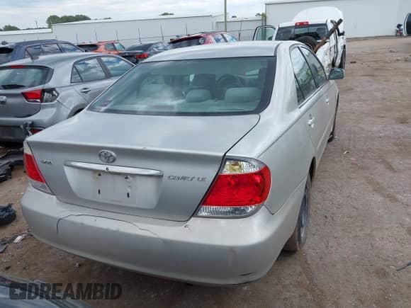 2005 Toyota Camry STD z VIN 4T1BE32K25U977288, wystawiony jako IAAI lot #43267344 z przebiegiem 265 706 mil mil oraz . Historia ofert i sprzedaży dostępna na DreamBid. Obrazek 16.