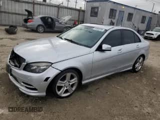2011 Mercedes-Benz C 300 Sport z VIN WDDGF8BB3BF533959, wystawiony jako Copart lot #84958785 z przebiegiem Nie podano mil oraz Czysty tytuł • Clean title. Historia ofert i sprzedaży dostępna na DreamBid. Obrazek 1.