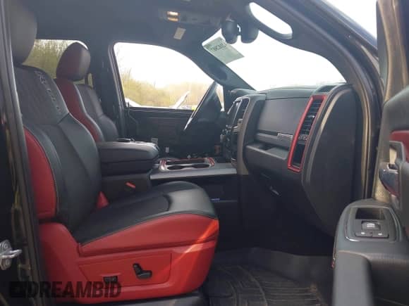 2017 Ram 1500 Rebel z VIN 1C6RR7YT7HS531000, wystawiony jako IAAI lot #42102807 z przebiegiem 108 785 mil mil oraz . Historia ofert i sprzedaży dostępna na DreamBid. Obrazek 5.