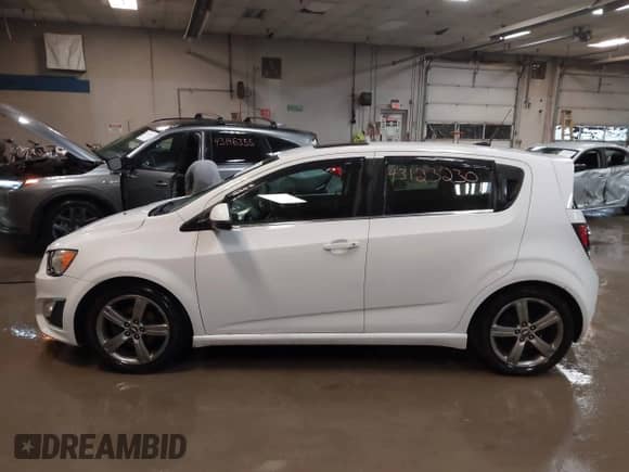 2013 Chevrolet Sonic RS z VIN 1G1JH6SB4D4245311, wystawiony jako IAAI lot #43123230 z przebiegiem 99 145 mil mil oraz . Historia ofert i sprzedaży dostępna na DreamBid. Obrazek 14.