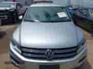 2017 Volkswagen Tiguan S с VIN WVGBV7AX6HK051108, выставлен на аукционе IAAI как лот 42451827 с пробегом 58 462 миль миль и . История ставок и продаж доступна на DreamBid. Изображение 13.