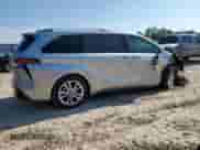 2022 Toyota Sienna Platinum с VIN 5TDERKEC9NS129434, выставлен на аукционе Copart как лот 70479265 с пробегом 72 192 миль миль и Списание • Salvage title. История ставок и продаж доступна на DreamBid. Изображение 3.