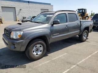 2009 Toyota Tacoma PreRunner z VIN 3TMJU62N39M084913, wystawiony jako Copart lot #71992275 z przebiegiem 317 832 mil mil oraz Szkoda całkowita • Salvage title. Historia ofert i sprzedaży dostępna na DreamBid. Obrazek 1.