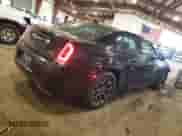 2018 Chrysler 300 S z VIN 2C3CCAGG7JH118223, wystawiony jako Copart lot #81980485 z przebiegiem 103 700 mil mil oraz Czysty tytuł • Clean title. Historia ofert i sprzedaży dostępna na DreamBid. Obrazek 3.