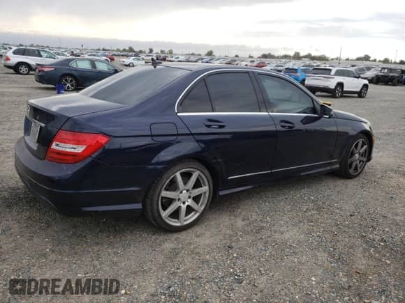 2014 Mercedes-Benz C 250 Sport z VIN WDDGF4HB1EA966388, wystawiony jako Copart lot #87310955 z przebiegiem 85 014 mil mil oraz Czysty tytuł • Clean title. Historia ofert i sprzedaży dostępna na DreamBid. Obrazek 3.