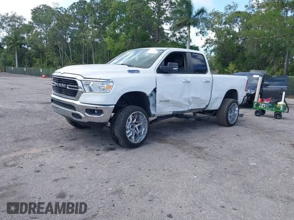 2020 Ram 1500 Big Horn z VIN 1C6RREBT8LN357605, wystawiony jako IAAI lot #41937861 z przebiegiem 69 258 mil mil oraz . Historia ofert i sprzedaży dostępna na DreamBid. Obrazek 2.