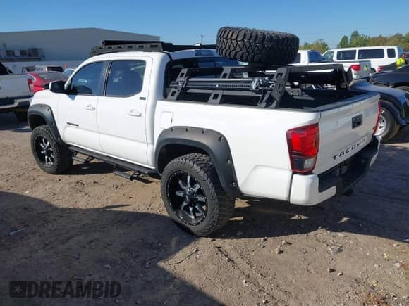 2023 Toyota Tacoma SR5 z VIN 3TMAZ5CN8PM202199, wystawiony jako IAAI lot #43493367 z przebiegiem 6 729 mil mil oraz . Historia ofert i sprzedaży dostępna na DreamBid. Obrazek 3.