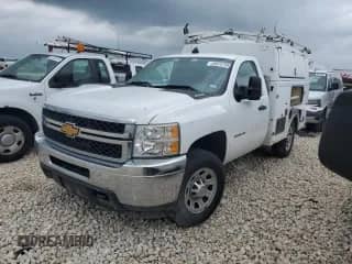 2012 Chevrolet Silverado 2500HD Work Truck z VIN 1GB0CVCG8CF187457, wystawiony jako Copart lot #56566985 z przebiegiem 162 898 mil mil oraz Czysty tytuł • Clean title. Historia ofert i sprzedaży dostępna na DreamBid. Obrazek 1.