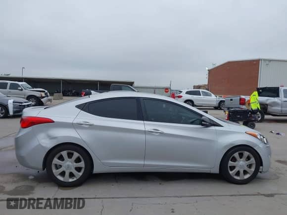 2013 Hyundai Elantra GLS z VIN KMHDH4AE9DU627379, wystawiony jako IAAI lot #42373848 z przebiegiem 122 490 mil mil oraz . Historia ofert i sprzedaży dostępna na DreamBid. Obrazek 14.