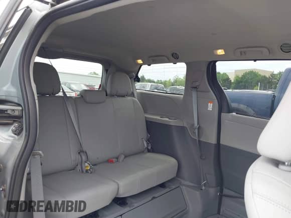 2016 Toyota Sienna XLE z VIN 5TDYK3DCXGS697249, wystawiony jako IAAI lot #42153128 z przebiegiem 54 824 mil mil oraz . Historia ofert i sprzedaży dostępna na DreamBid. Obrazek 8.