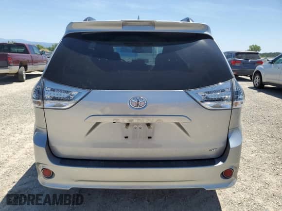 2018 Toyota Sienna SE z VIN 5TDXZ3DC7JS952681, wystawiony jako Copart lot #58244245 z przebiegiem 89 313 mil mil oraz Szkoda całkowita • Salvage title. Historia ofert i sprzedaży dostępna na DreamBid. Obrazek 6.