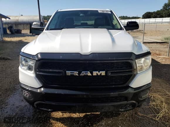 2020 Ram 1500 Tradesman z VIN 1C6SRECGXLN398157, wystawiony jako Copart lot #59112015 z przebiegiem 57 030 mil mil oraz Czysty tytuł • Clean title. Historia ofert i sprzedaży dostępna na DreamBid. Obrazek 5.