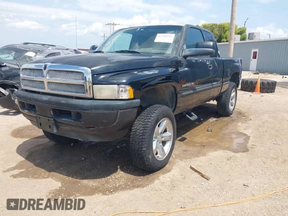 2000 Dodge 1500 with VIN 3B7HF13Z8YG121481, listed as a IAAI auction lot 42728553 with 191,608 mi miles and . Bid and sale history available at DreamBid. Image 2.