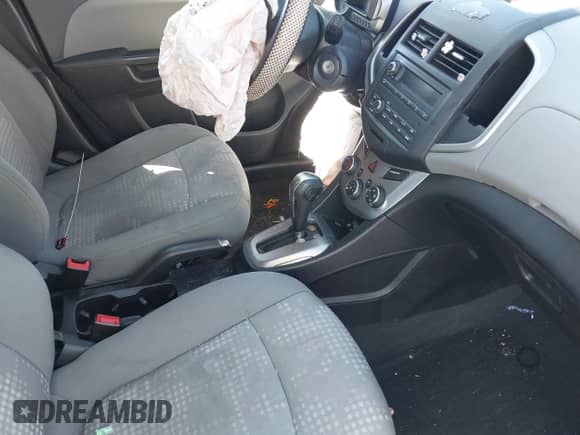 2016 Chevrolet Sonic LS z VIN 1G1JA6SG1G4178123, wystawiony jako IAAI lot #42289322 z przebiegiem 156 422 mil mil oraz . Historia ofert i sprzedaży dostępna na DreamBid. Obrazek 5.