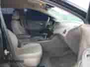 2017 Chevrolet Cruze LT z VIN 1G1BE5SM4H7108088, wystawiony jako IAAI lot #42994352 z przebiegiem 83 189 mil mil oraz . Historia ofert i sprzedaży dostępna na DreamBid. Obrazek 5.