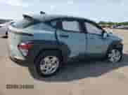 2024 Hyundai Kona SE z VIN KM8HACAB0RU174802, wystawiony jako Copart lot #65877255 z przebiegiem 11 322 mil mil oraz Szkoda całkowita • Salvage title. Historia ofert i sprzedaży dostępna na DreamBid. Obrazek 3.