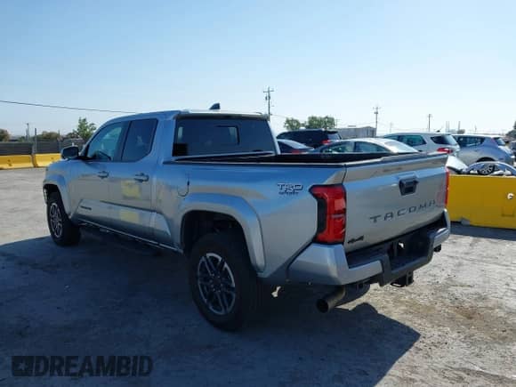 2024 Toyota Tacoma SR5 z VIN 3TMLB5JN5RM039515, wystawiony jako IAAI lot #42416031 z przebiegiem 10 900 mil mil oraz . Historia ofert i sprzedaży dostępna na DreamBid. Obrazek 3.