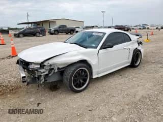2003 Ford Mustang GT Deluxe с VIN 1FAFP42X63F394831, выставлен на аукционе Copart как лот 64900025 с пробегом 84 711 миль миль и Списание • Salvage title. История ставок и продаж доступна на DreamBid. Изображение 1.