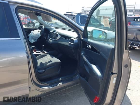 2017 Kia Sorento LX z VIN 5XYPG4A35HG257963, wystawiony jako IAAI lot #43105032 z przebiegiem 103 488 mil mil oraz . Historia ofert i sprzedaży dostępna na DreamBid. Obrazek 5.