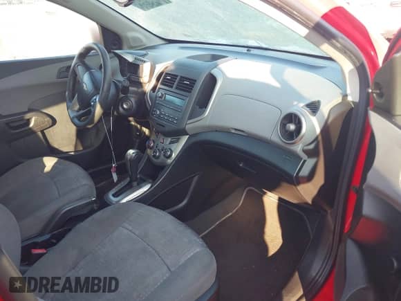 2015 Chevrolet Sonic LS с VIN 1G1JA6SG2F4203139, выставлен на аукционе IAAI как лот 42742382 с пробегом 151 168 миль миль и . История ставок и продаж доступна на DreamBid. Изображение 5.