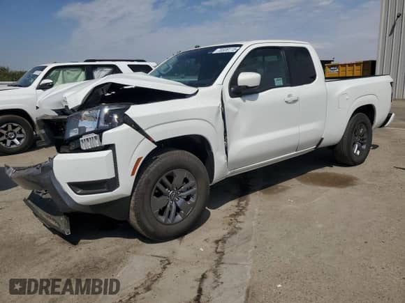 2025 Nissan Frontier S z VIN 1N6ED1CL2SN626402, wystawiony jako Copart lot #70339115 z przebiegiem 5 499 mil mil oraz Szkoda całkowita • Salvage title. Historia ofert i sprzedaży dostępna na DreamBid. Obrazek 1.