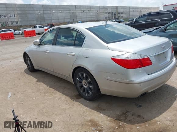 2010 Hyundai Genesis z VIN KMHGC4DE9AU079791, wystawiony jako IAAI lot #42686838 z przebiegiem 204 934 mil mil oraz . Historia ofert i sprzedaży dostępna na DreamBid. Obrazek 3.