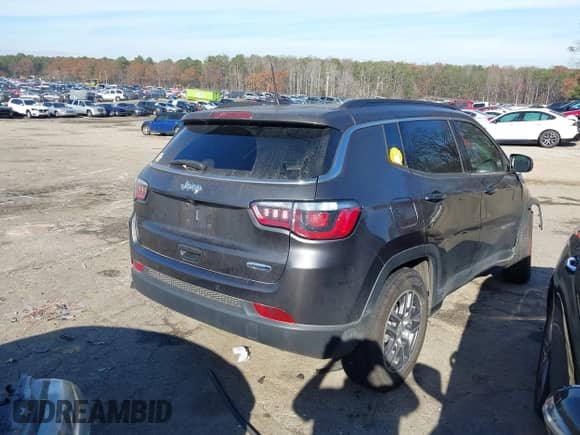 2020 Jeep Compass Latitude z VIN 3C4NJCBB2LT241780, wystawiony jako IAAI lot #41118805 z przebiegiem 74 891 mil mil oraz . Historia ofert i sprzedaży dostępna na DreamBid. Obrazek 4.