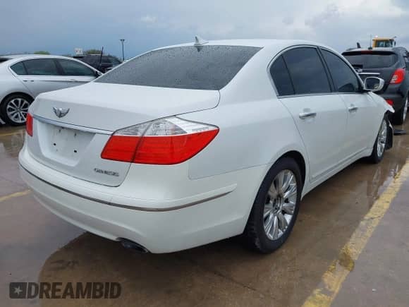 2010 Hyundai Genesis with VIN KMHGC4DE9AU105001, listed as a IAAI auction lot 41892564 with 203,191 mi miles and . Bid and sale history available at DreamBid. Image 4.