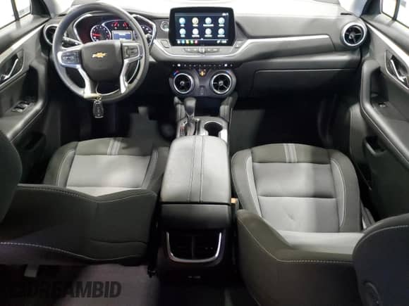 2025 Chevrolet Blazer LT z VIN 3GNKBCR4XSS173635, wystawiony jako Copart lot #89838315 z przebiegiem 8 911 mil mil oraz Czysty tytuł • Clean title. Historia ofert i sprzedaży dostępna na DreamBid. Obrazek 8.