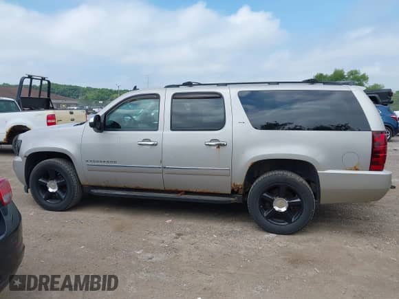 2009 Chevrolet Suburban LTZ z VIN 1GNFK363X9J100709, wystawiony jako IAAI lot #42687530 z przebiegiem 251 856 mil mil oraz . Historia ofert i sprzedaży dostępna na DreamBid. Obrazek 14.