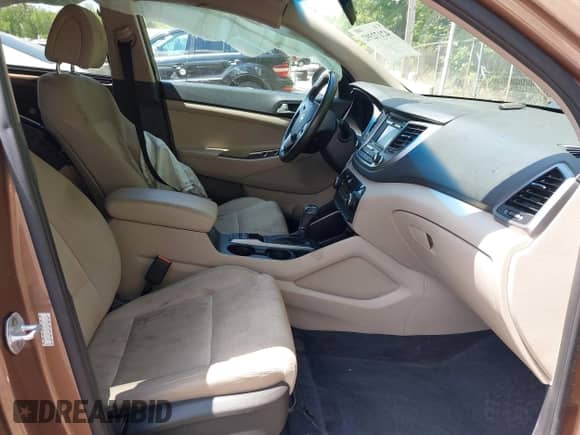 2016 Hyundai Tucson Sport z VIN KM8J3CA20GU062106, wystawiony jako IAAI lot #42172392 z przebiegiem 196 711 mil mil oraz . Historia ofert i sprzedaży dostępna na DreamBid. Obrazek 5.