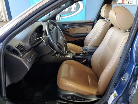 2005 BMW 3 Series 330xi с VIN WBAEW53445PN37613, выставлен на аукционе Copart как лот 61840155 с пробегом 130 484 миль миль и Списание • Salvage title. История ставок и продаж доступна на DreamBid. Изображение 7.