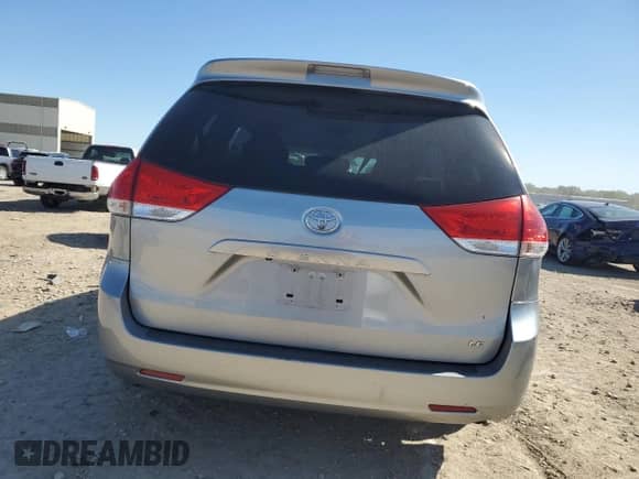 2011 Toyota Sienna LE с VIN 5TDKK3DC9BS075837, выставлен на аукционе Copart как лот 82310565 с пробегом 200 043 миль миль и Списание • Salvage title. История ставок и продаж доступна на DreamBid. Изображение 6.