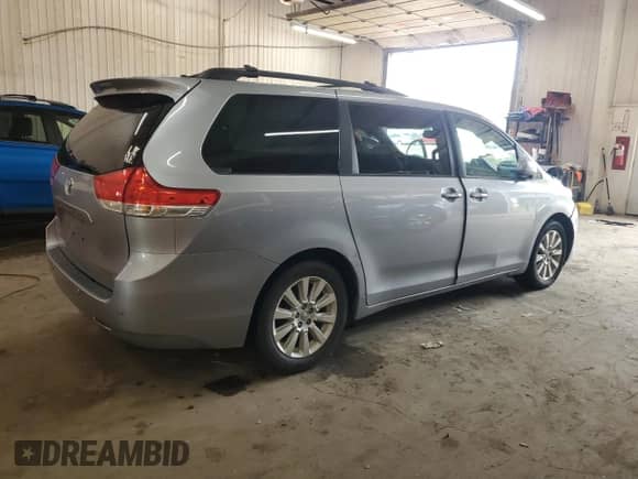 2013 Toyota Sienna XLE с VIN 5TDDK3DC5DS063504, выставлен на аукционе Copart как лот 71204095 с пробегом 233 799 миль миль и Списание • Salvage title. История ставок и продаж доступна на DreamBid. Изображение 3.