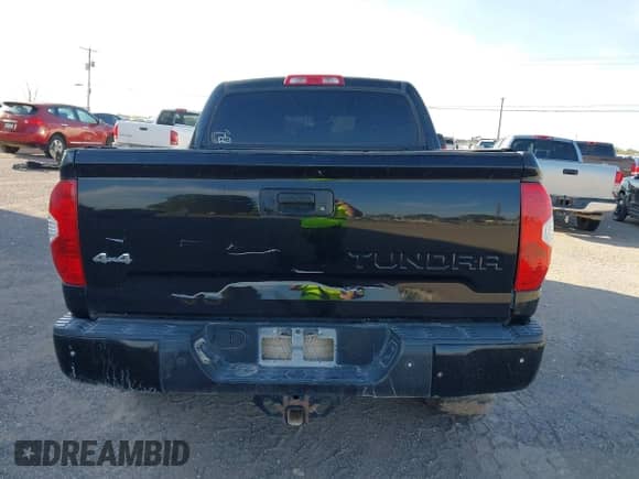 2017 Toyota Tundra Platinum с VIN 5TFAY5F13HX640538, выставлен на аукционе IAAI как лот 42990915 с пробегом 145 304 миль миль и . История ставок и продаж доступна на DreamBid. Изображение 16.