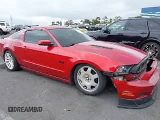 2013 Ford Mustang GT z VIN 1ZVBP8CF7D5261781, wystawiony jako IAAI lot #42802613 z przebiegiem 59 648 mil mil oraz . Historia ofert i sprzedaży dostępna na DreamBid. Obrazek 1.