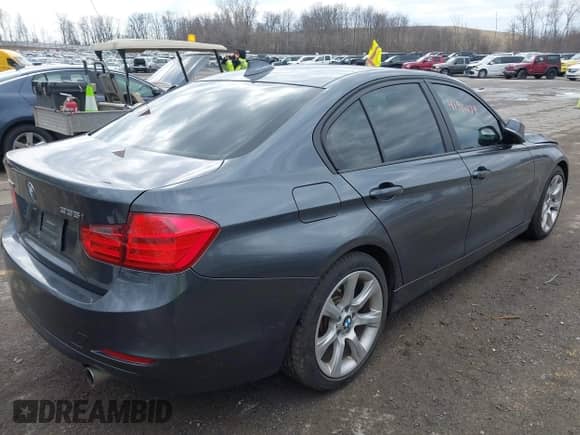 2014 BMW 3 Series 335i xDrive z VIN WBA3B9G59ENR91249, wystawiony jako IAAI lot #41911039 z przebiegiem 97 597 mil mil oraz . Historia ofert i sprzedaży dostępna na DreamBid. Obrazek 4.
