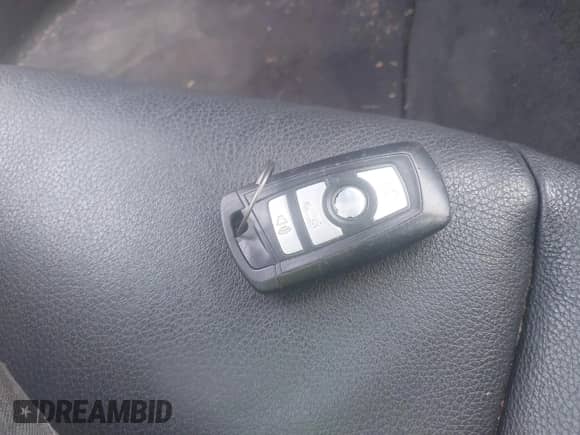 2012 BMW 5 Series 528i z VIN WBAXG5C55CDY29641, wystawiony jako IAAI lot #42964581 z przebiegiem 103 989 mil mil oraz . Historia ofert i sprzedaży dostępna na DreamBid. Obrazek 11.