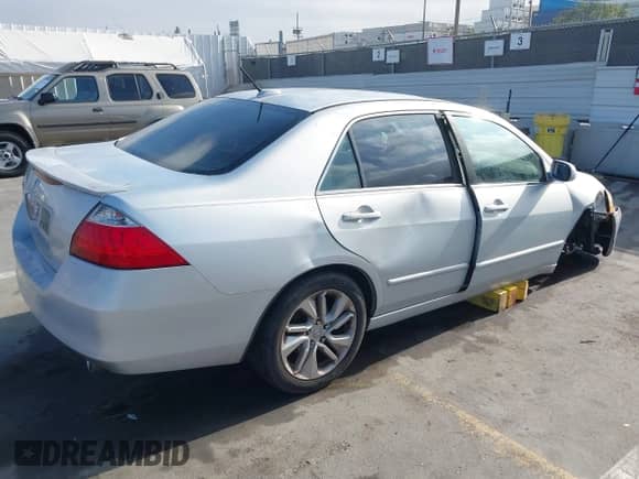 2006 Honda Accord with NAVI z VIN JHMCN36506C000038, wystawiony jako IAAI lot #43012636 z przebiegiem 164 211 mil mil oraz . Historia ofert i sprzedaży dostępna na DreamBid. Obrazek 4.