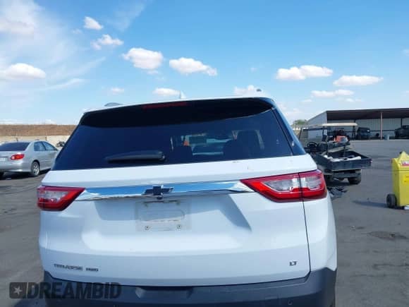 2018 Chevrolet Traverse LT Cloth z VIN 1GNEVGKW0JJ266512, wystawiony jako IAAI lot #43200304 z przebiegiem 101 892 mil mil oraz . Historia ofert i sprzedaży dostępna na DreamBid. Obrazek 17.