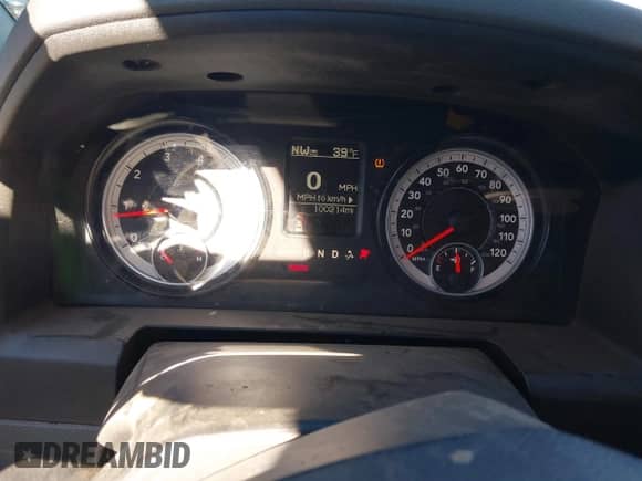 2014 Ram 1500 Express z VIN 3C6JR7AT8EG221836, wystawiony jako IAAI lot #41514614 z przebiegiem 100 214 mil mil oraz . Historia ofert i sprzedaży dostępna na DreamBid. Obrazek 7.