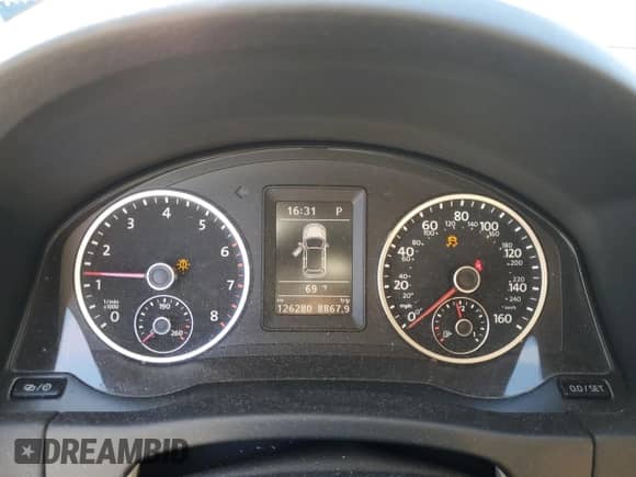 2017 Volkswagen Tiguan S с VIN WVGBV7AX0HK010926, выставлен на аукционе Copart как лот 82324955 с пробегом 126 280 миль миль и Списание • Salvage title. История ставок и продаж доступна на DreamBid. Изображение 9.