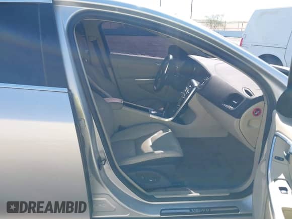 2012 Volvo S60 T5 с VIN YV1622FSXC2051873, выставлен на аукционе IAAI как лот 43013409 с пробегом 94 721 миль миль и . История ставок и продаж доступна на DreamBid. Изображение 5.