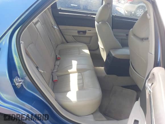 2007 Chrysler 300 C z VIN 2C3KA63H97H741249, wystawiony jako IAAI lot #42748999 z przebiegiem 156 928 mil mil oraz . Historia ofert i sprzedaży dostępna na DreamBid. Obrazek 8.