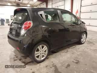2014 Chevrolet Spark LT z VIN KL8CD6S93EC446657, wystawiony jako IAAI lot #43180811 z przebiegiem 93 919 mil mil oraz . Historia ofert i sprzedaży dostępna na DreamBid. Obrazek 4.