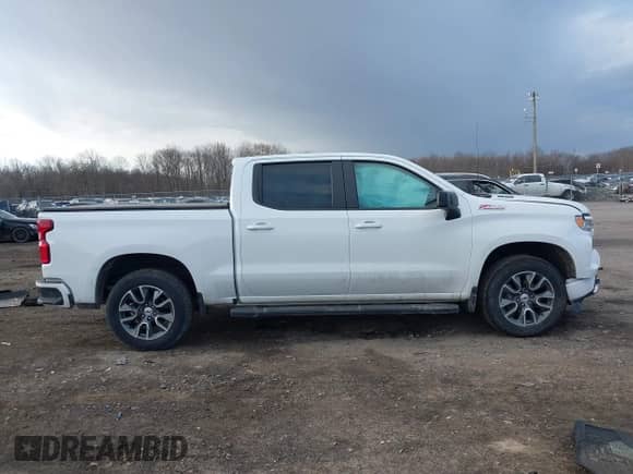 2022 Chevrolet Silverado 1500 RST z VIN 3GCUDEET5NG690627, wystawiony jako IAAI lot #41832932 z przebiegiem 39 435 mil mil oraz . Historia ofert i sprzedaży dostępna na DreamBid. Obrazek 13.